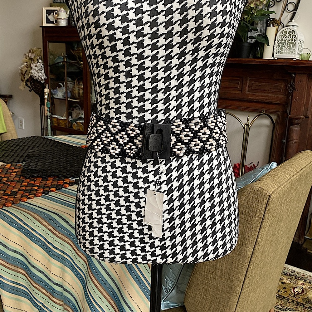 NEW VINTAGE W/TAGS=Black & White Wooded Beaded Stretch Belt Size M/L